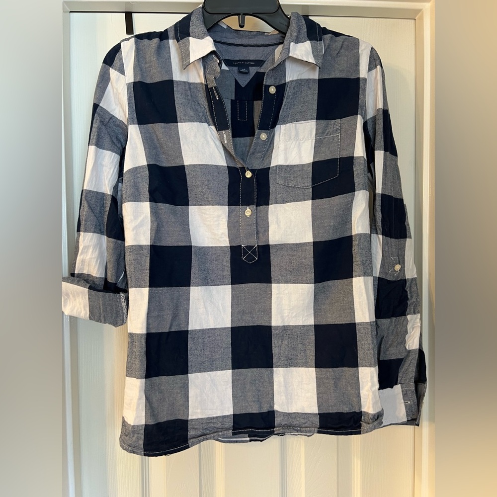 Tommy Hilfiger Navy/White Buffalo Check Buttondown. Size small.
